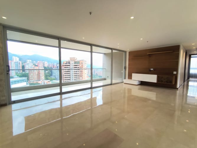 Apartamento de 4 alcobas en arriendo en El Poblado, Medellín, 198 m² · foto 3 de 20