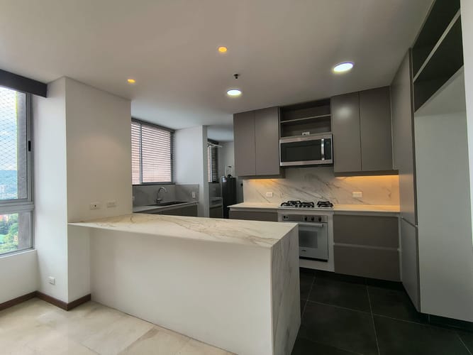 Apartamento de 4 alcobas en arriendo en El Poblado, Medellín, 198 m² · foto 7 de 20