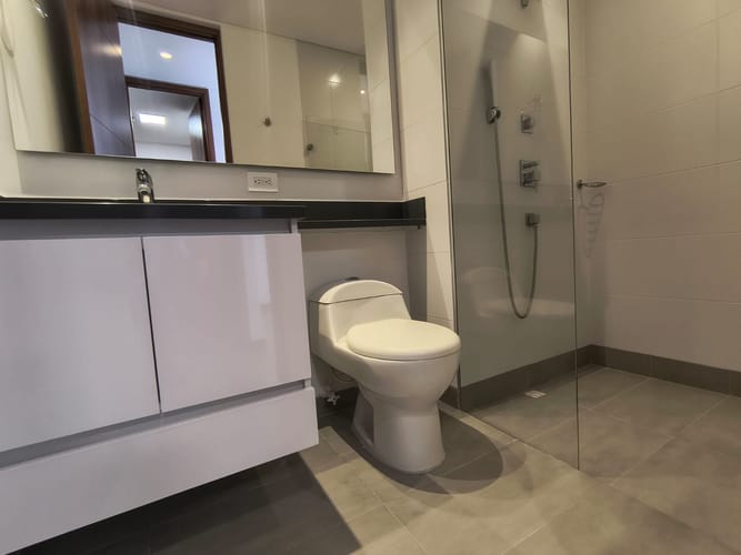 Apartamento de 4 alcobas en arriendo en El Poblado, Medellín, 198 m² · foto 16 de 20