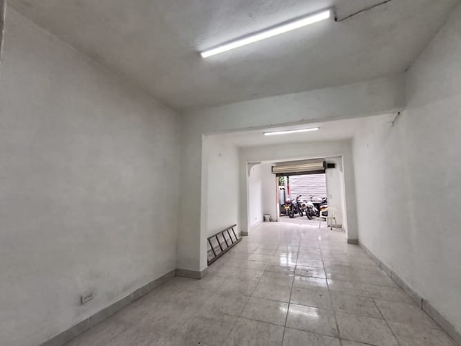 Local en arriendo en El Chagualo, Medellín, 30 m² · foto 2 de 8