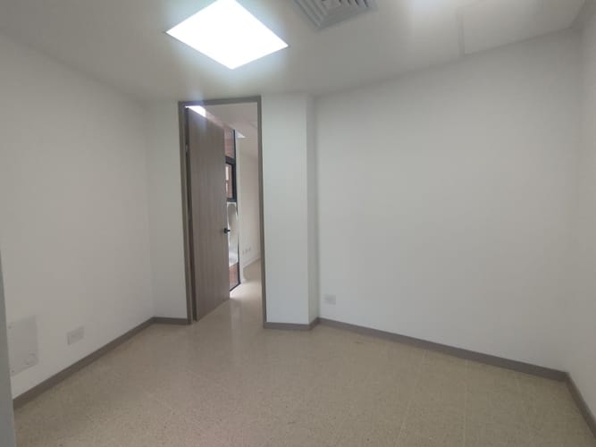 Consultorio en arriendo en El Poblado, Medellín, 33 m² · foto 2 de 9