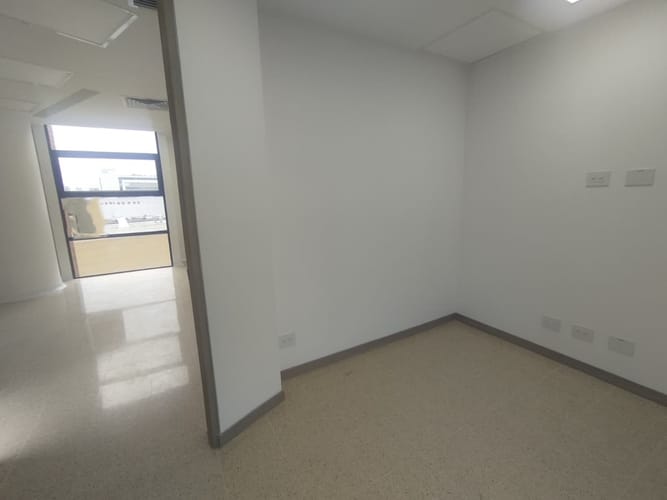 Consultorio en arriendo en El Poblado, Medellín, 33 m² · foto 6 de 9
