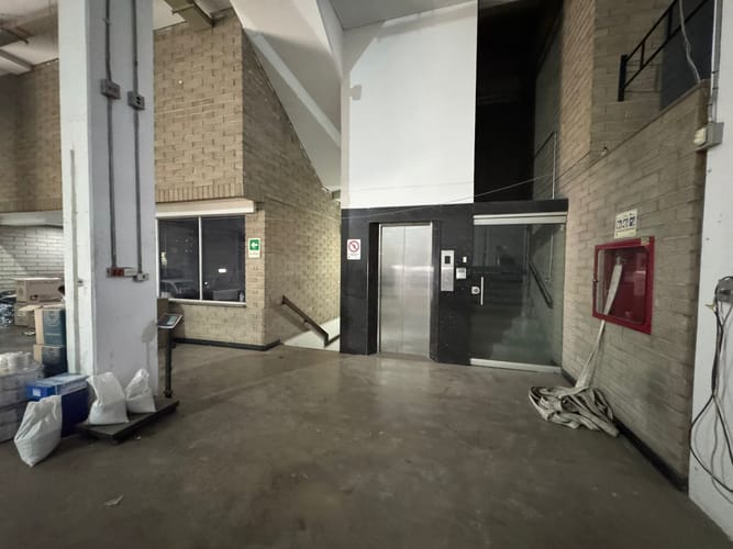 Bodega en arriendo en El Chagualo, Medellín, 1323 m² · foto 2 de 20