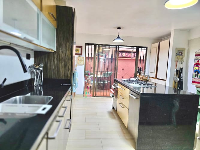 Apartamento de 4 alcobas en venta en San Lucas, Medellín, 226 m² · foto 11 de 15