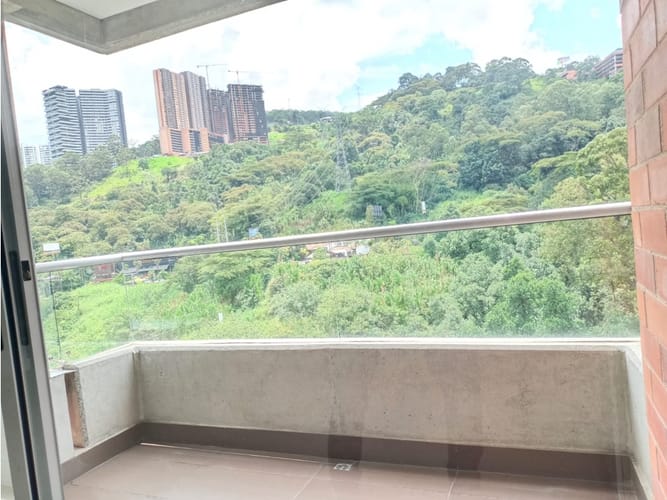 Apartamento de 3 alcobas en arriendo en Castropol, Medellín, 90 m² · foto 4 de 12