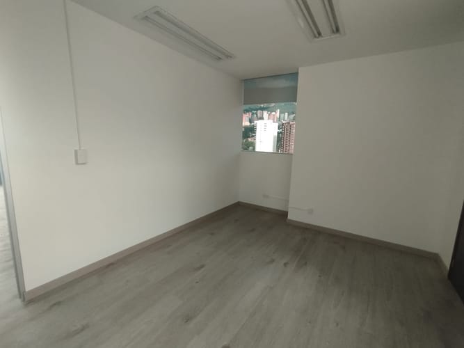 Oficina en arriendo en Los Balsos, Medellín, 97 m² · foto 3 de 13