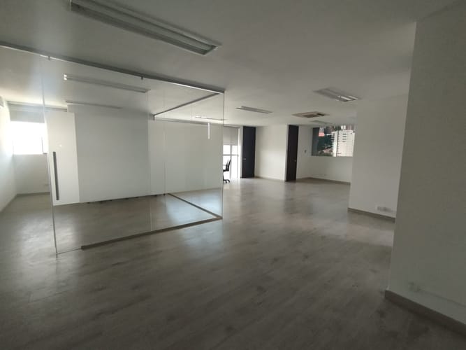 Oficina en arriendo en Los Balsos, Medellín, 97 m² · foto 6 de 13