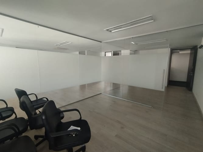 Oficina en arriendo en Los Balsos, Medellín, 97 m² · foto 8 de 13