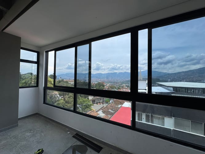 Local en arriendo en Manrique Central, Medellín, 310 m² · foto 2 de 18