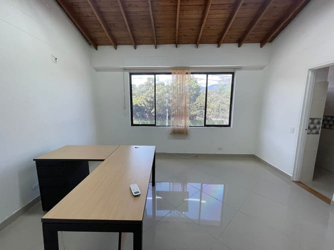 Oficina en arriendo en Bolivariana, Medellín, 32 m² · foto 2 de 11