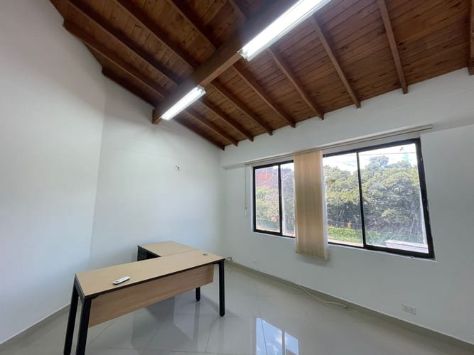 Oficina en arriendo en Bolivariana, Medellín, 32 m² · foto 3 de 11
