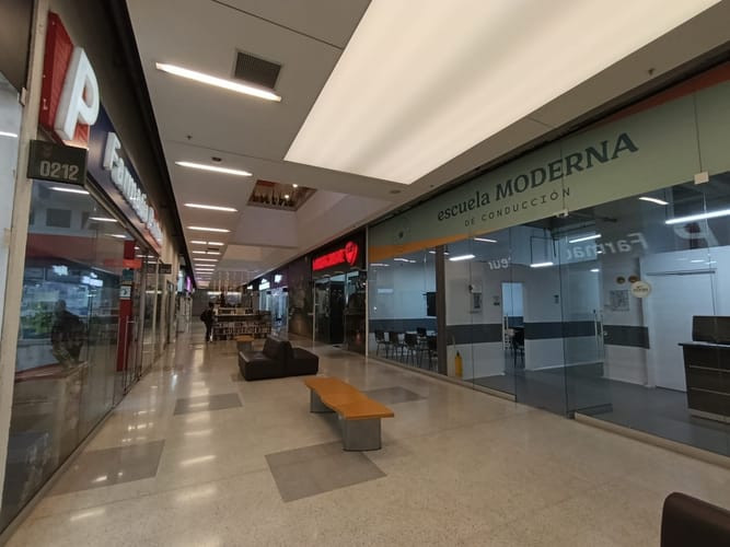 Local en arriendo en El Chagualo, Medellín, 53 m² · foto 2 de 8