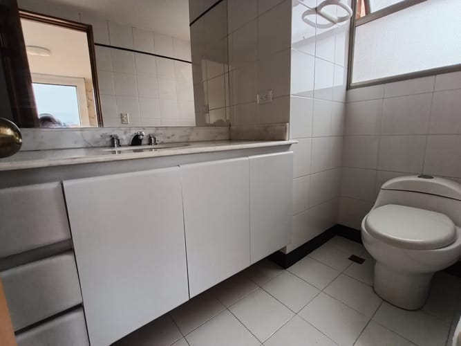 Apartamento de 3 alcobas en arriendo en Laureles, Medellín, 135 m² · foto 10 de 20