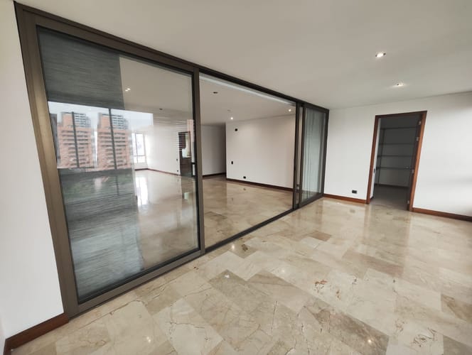 Apartamento de 3 alcobas en arriendo en El Poblado, Medellín, 176 m² · foto 3 de 20