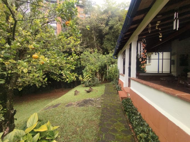 Casa de 4 alcobas en arriendo en El Poblado, Medellín, 360 m² · foto 2 de 20
