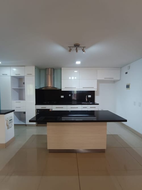 Apartamento de 3 alcobas en arriendo en Castropol, Medellín, 104 m² · foto 3 de 23