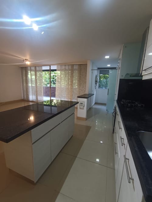 Apartamento de 3 alcobas en arriendo en Castropol, Medellín, 104 m² · foto 6 de 23