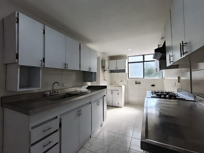 Apartamento de 4 alcobas en arriendo en El Poblado, Medellín, 135 m² · foto 2 de 20