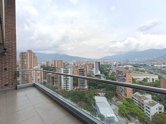 Apartamento de 2 alcobas en arriendo en El Poblado, Medellín, 123 m² · foto 2 de 20