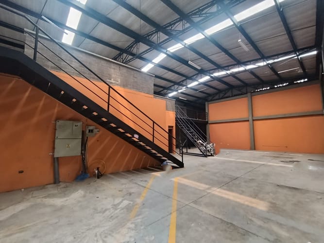 Bodega en arriendo en Viviendas Del Sur, Itagüí, 375 m² · foto 3 de 16