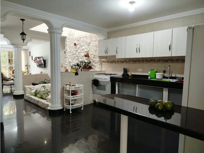 Casa de 3 alcobas en venta en Ciudad 2000, Cali, 250 m² · foto 2 de 24