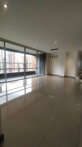 Apartamento de 3 alcobas en arriendo en Loma De San Jose, Sabaneta, 140 m² · foto 4 de 16