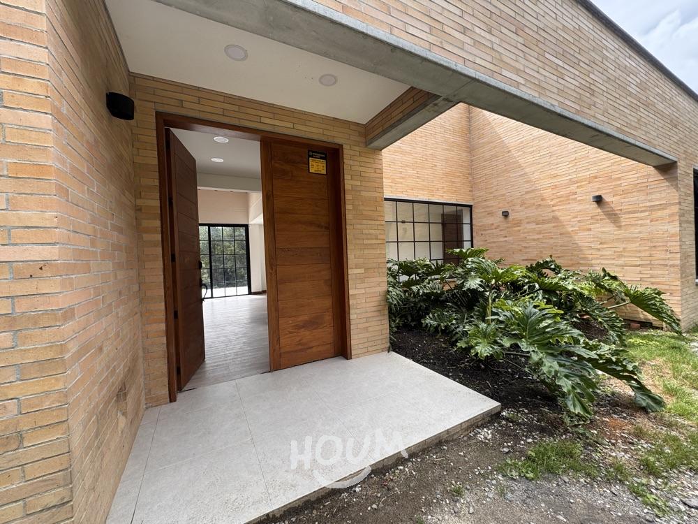 Casa en arriendo en El Poblado, Medellín · foto 2 de 24