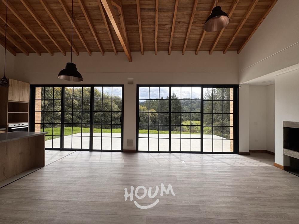Casa en arriendo en El Poblado, Medellín · foto 3 de 24