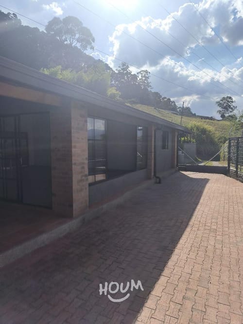 Casa de 4 alcobas en arriendo en San Rafael, Envigado, 220 m² · foto 2 de 24