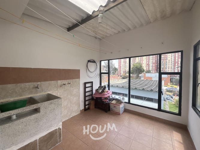 Casa de 6 alcobas en venta en Jorge Gaitan Cortes, Bogotá, 112 m² · foto 2 de 24