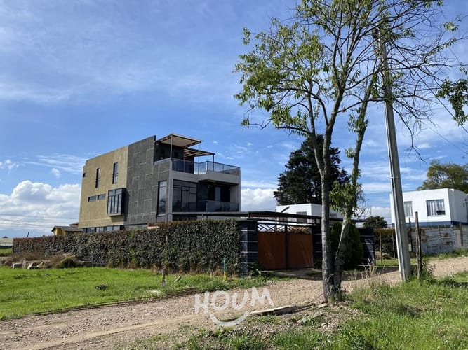 Casa de 3 alcobas en venta en Cota, 292 m² · foto 2 de 24