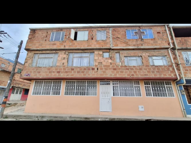 Casa de 10 alcobas en venta en Los Balkanes, Soacha, 216 m² · foto 2 de 23