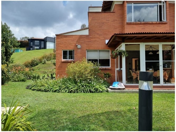 Casa de 4 alcobas en venta en Loma Del Escobero, Medellín, 360 m² · foto 3 de 21