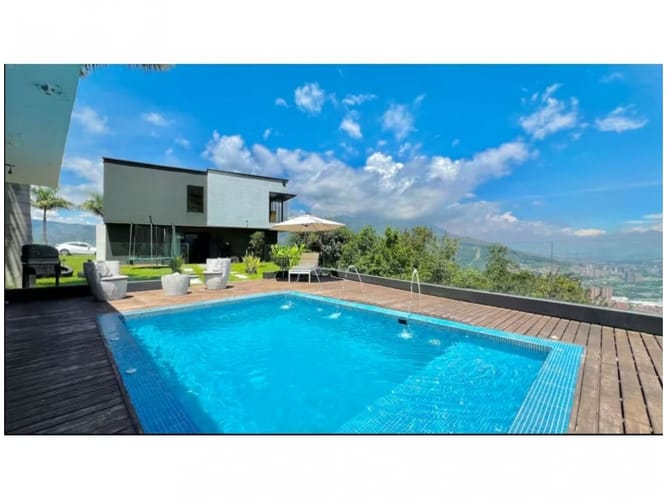 Casa de 5 alcobas en venta en Bello, 380 m² · foto 2 de 19