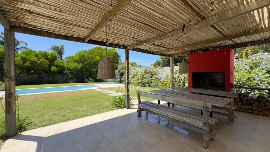 Alquiler anual de amplia y moderna casa en barrio privado · Foto 2