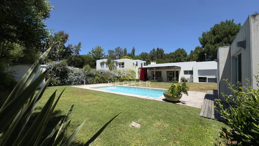 Alquiler anual de amplia y moderna casa en barrio privado · Foto 3