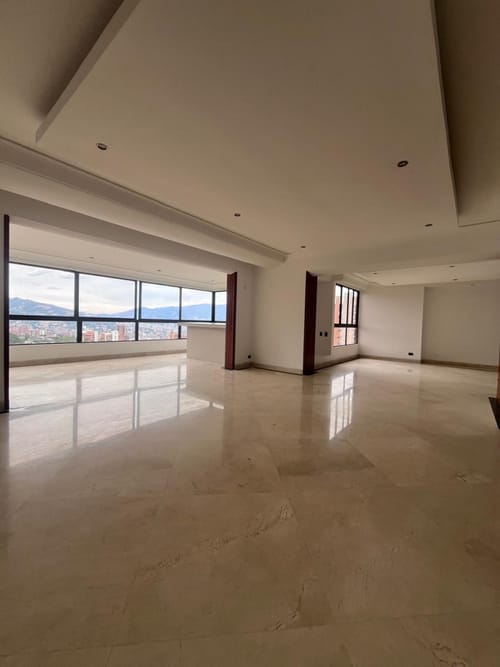 Apartamento de 4 alcobas en arriendo en Los Naranjos, Medellín, 400 m² · foto 2 de 24