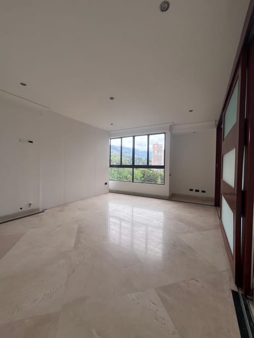 Apartamento de 4 alcobas en arriendo en Los Naranjos, Medellín, 400 m² · foto 3 de 24