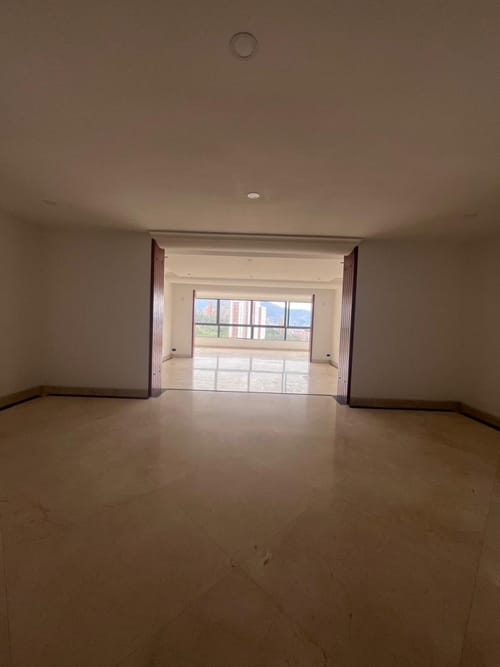 Apartamento de 4 alcobas en arriendo en Los Naranjos, Medellín, 400 m² · foto 4 de 24