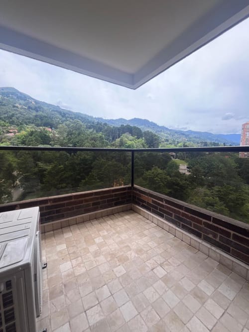 Apartamento de 4 alcobas en arriendo en Los Naranjos, Medellín, 400 m² · foto 5 de 24