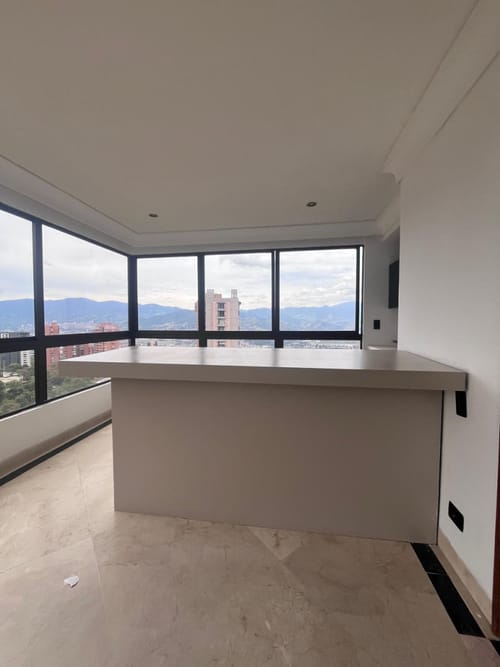 Apartamento de 4 alcobas en arriendo en Los Naranjos, Medellín, 400 m² · foto 6 de 24