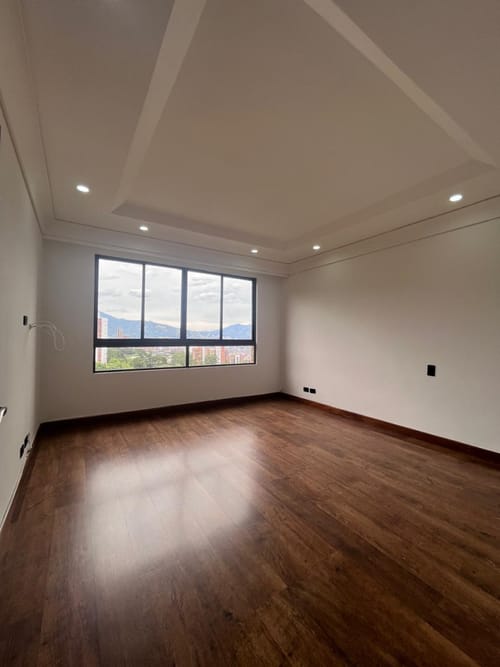 Apartamento de 4 alcobas en arriendo en Los Naranjos, Medellín, 400 m² · foto 11 de 24