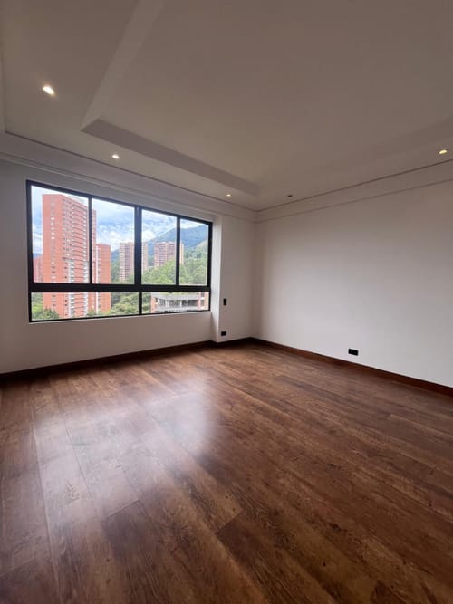 Apartamento de 4 alcobas en arriendo en Los Naranjos, Medellín, 400 m² · foto 12 de 24