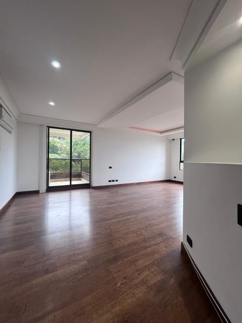 Apartamento de 4 alcobas en arriendo en Los Naranjos, Medellín, 400 m² · foto 14 de 24
