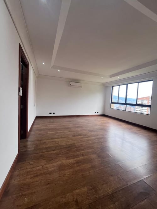 Apartamento de 4 alcobas en arriendo en Los Naranjos, Medellín, 400 m² · foto 16 de 24