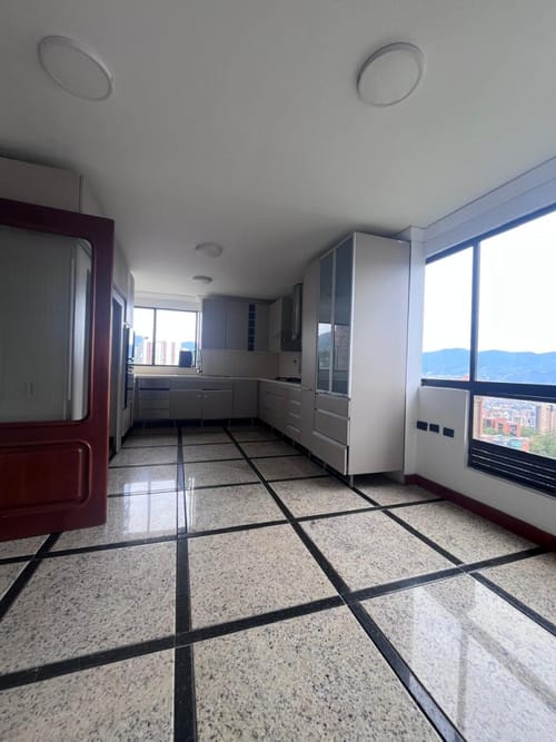 Apartamento de 4 alcobas en arriendo en Los Naranjos, Medellín, 400 m² · foto 17 de 24