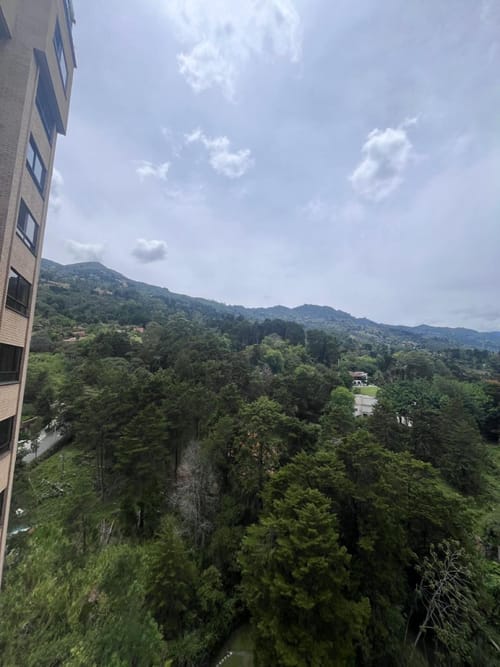 Apartamento de 4 alcobas en arriendo en Los Naranjos, Medellín, 400 m² · foto 18 de 24