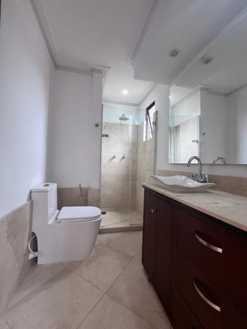 Apartamento de 4 alcobas en arriendo en Los Naranjos, Medellín, 400 m² · foto 21 de 24