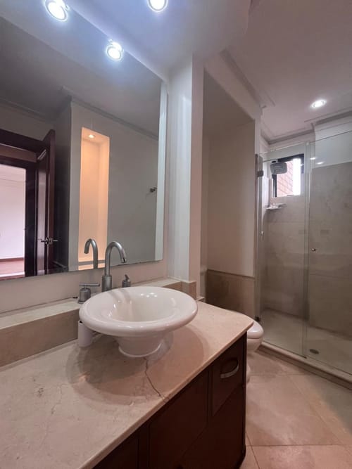 Apartamento de 4 alcobas en arriendo en Los Naranjos, Medellín, 400 m² · foto 22 de 24