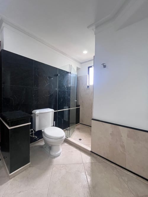 Apartamento de 4 alcobas en arriendo en Los Naranjos, Medellín, 400 m² · foto 23 de 24